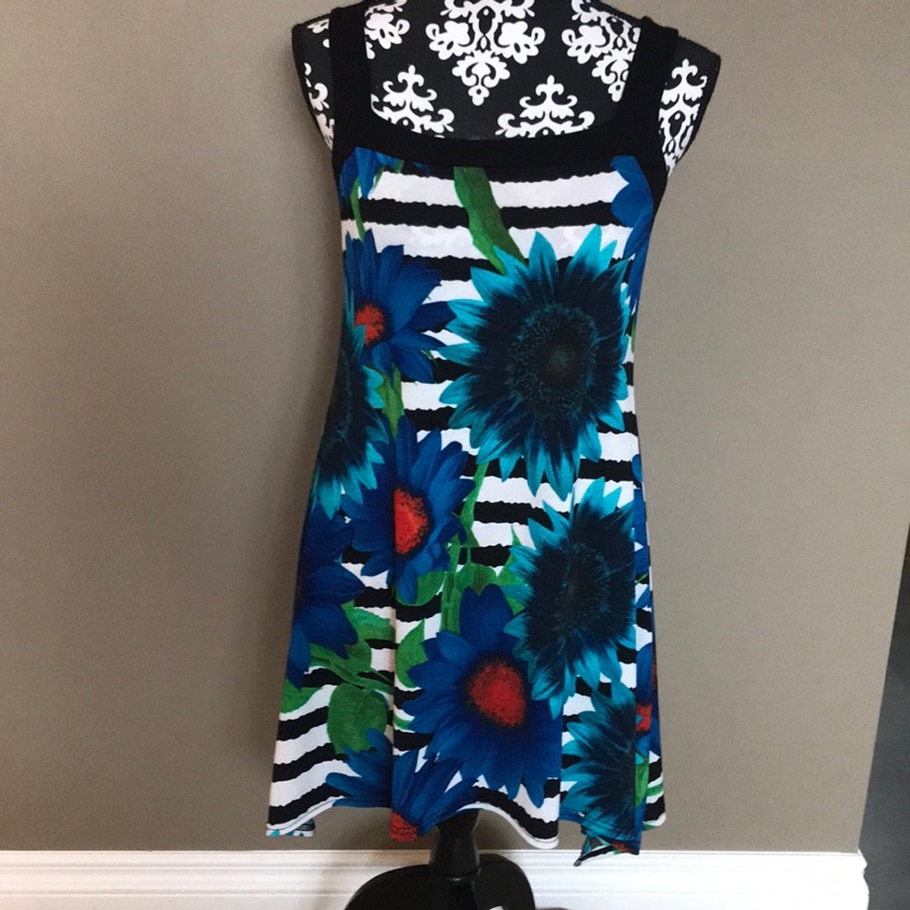 Super fun black and white print flowy top